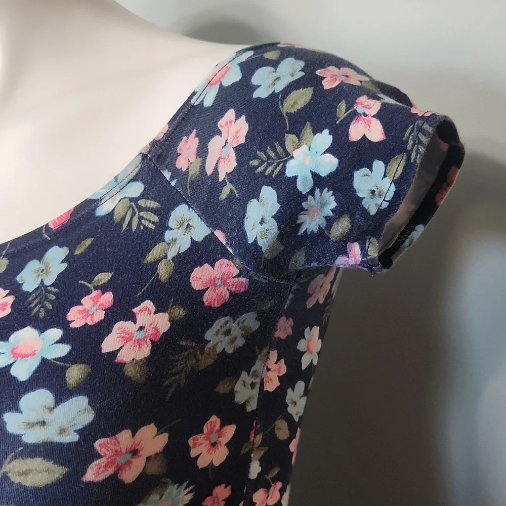 FINAL SALE Hollister Navy floral crop top - Picture 6 of 13
